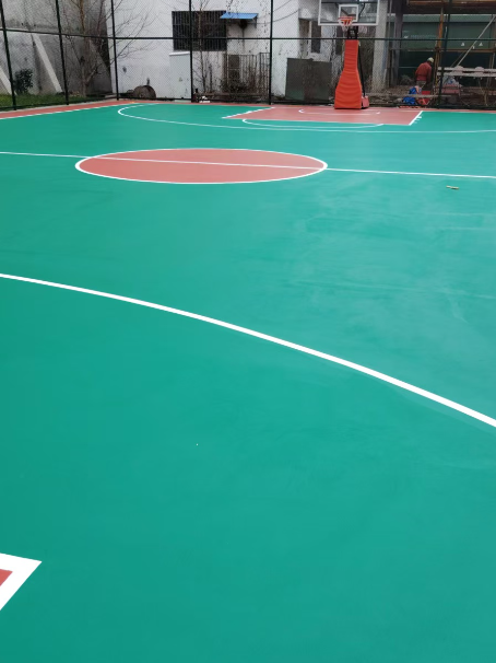 中方 球场长期使用易出现地面开裂